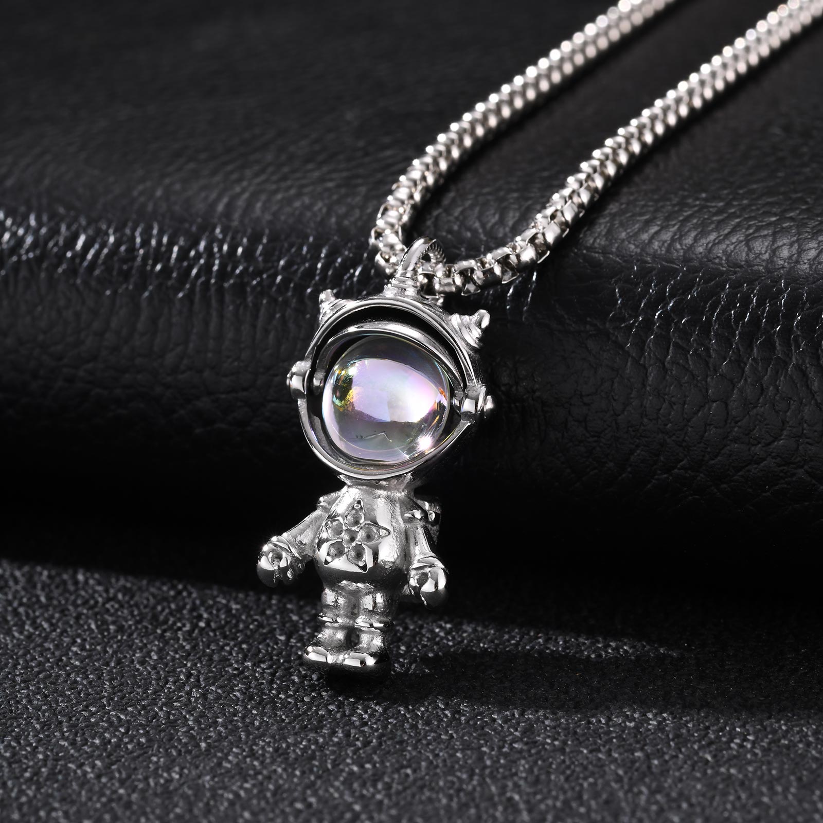 Colar com Pingente de Astronau - Tech Wear Accessories avaliação e preço