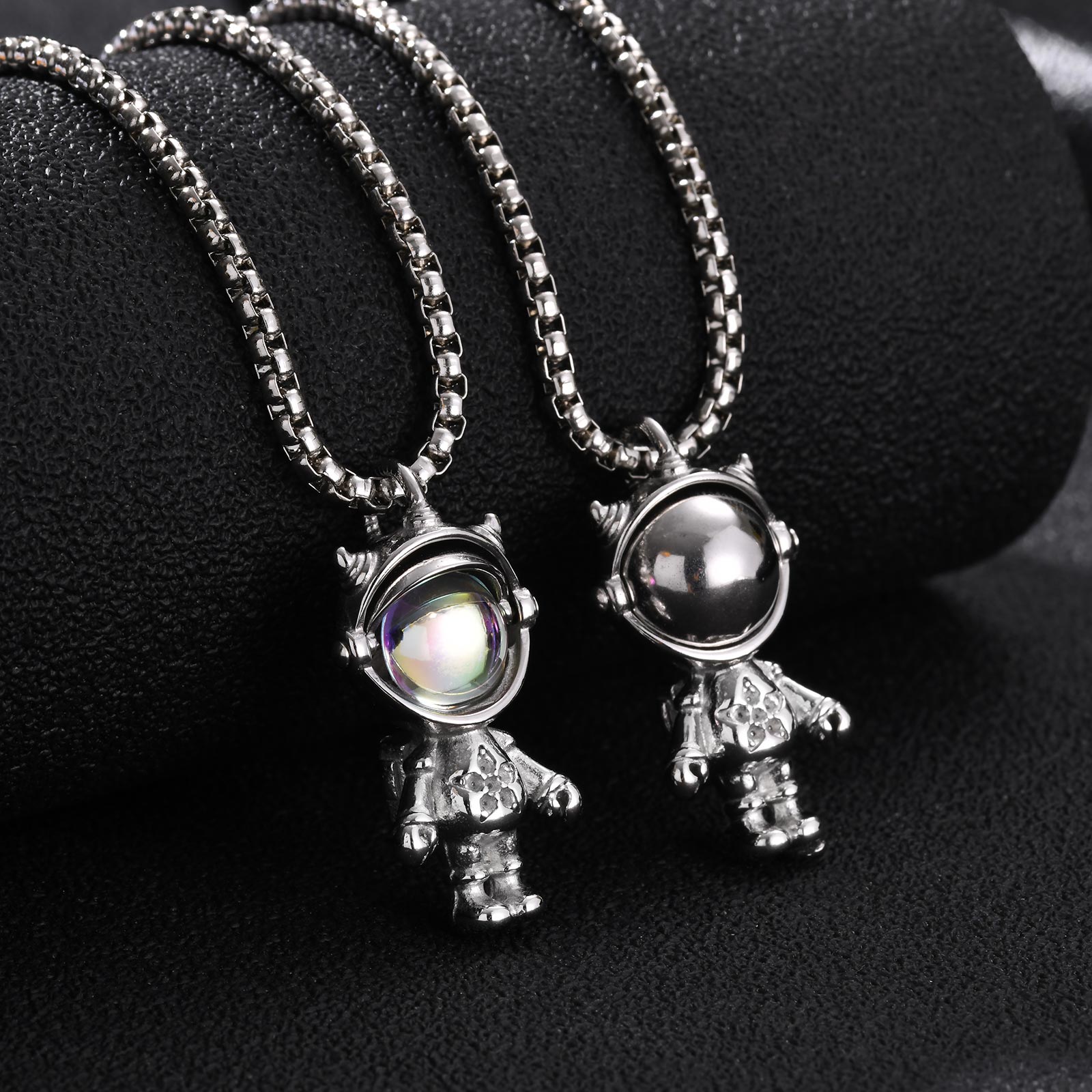 Colar com Pingente de Astronau - Tech Wear Accessories avaliação e preço